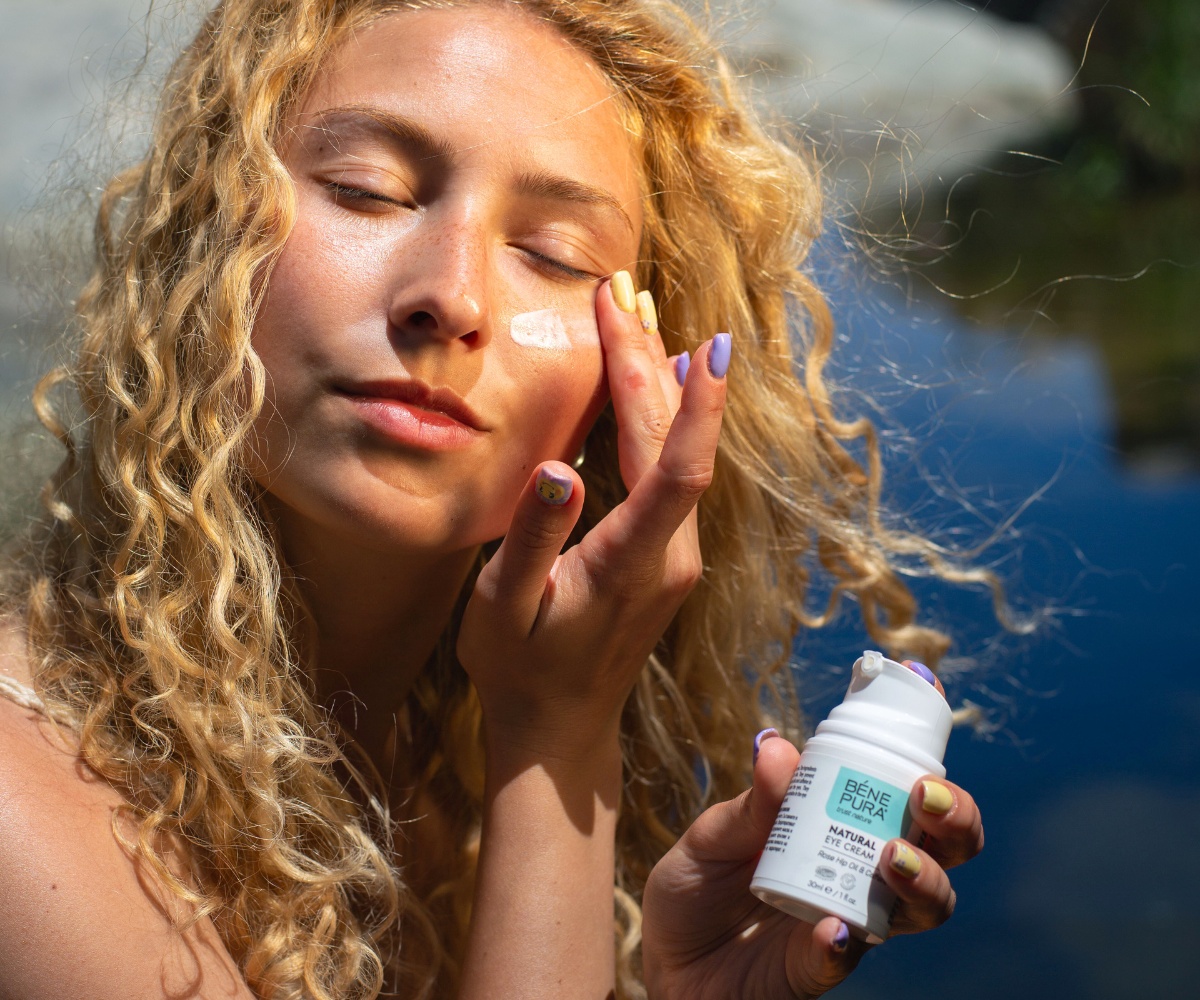 Околоочен крем с масло от шипка и кофеин